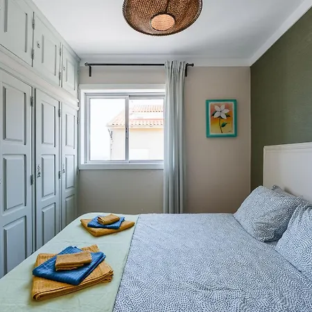 Апартаменты Charming Beachside Escape